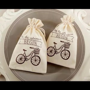 100 pezzi "Let the Adventure Begin" Sacchetti in cotone / Matrimonio Baby Shower 21° 5° 10° compleanno Festa Bomboniera Regalo Borsa / Bicicletta Romantico Amore
