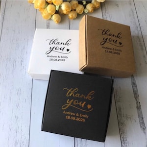 200 pezzi di scatola di bomboniere con monogramma di matrimonio personalizzato in lamina d'oro / scatola regalo per feste in carta kraft nera e bianca / scatola di imballaggio per prodotti con logo aziendale