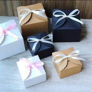 Scatola per bomboniere con 100 fette di torta nuziale, ciambelle, biscotti / Scatola regalo per battesimo di Pasqua, carta kraft nera e bianca / Scatola per imballaggio di prodotti da forno