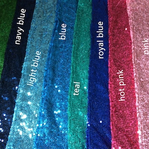 Könnte beinhalten: Nahaufnahme von acht Stoffproben mit Pailletten in verschiedenen Farben: Grün, Marineblau, Hellblau, Blau, Türkis, Königsblau, Pink und Rosa.