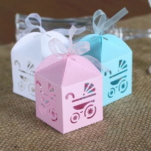 100 coffrets cadeaux pour baby shower • Coffrets cadeaux pour baby shower • Bonbons biscuits macarons chocolat et chocolat • Boîtes en papier découpé au laser pour landaus