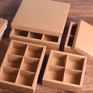 100x Scatola portaconfetti in carta kraft per presentazione regalo di nozze con coperchio e divisori per celle / Scatola per imballaggio di prodotti cosmetici per sapone, candele, cioccolatini e biscotti