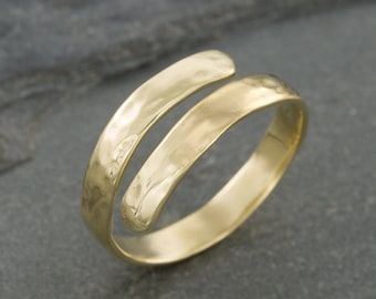 Anillo de dedo martillado en oro. Anillo de dedo ajustable. Anillos para los dedos del pie. Anillo de dedo de oro rosa. Joyería para pies. Anillo midi. Anillo de nudillo