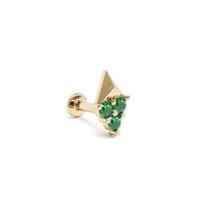 Pyramid Emerald Stud, Triple Emerald Cluster Prong Set Piercing, 14K Gold Dainty Round Cut Emerald Trio Helix Piercing, Tragus Piercing