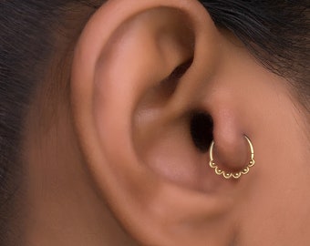 Boucle d'oreille tragus délicate, créole minimaliste en or, créole tragus délicat, bague tragus dorée, boucle d'oreille tragus unique, piercing tragus