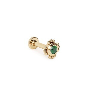 Kleine 14 kt gouden smaragdknop met rond geslepen kraakbeen, smaragdknop, intern schroefdraad, echte smaragd, schelphoorn, helix, tragus
