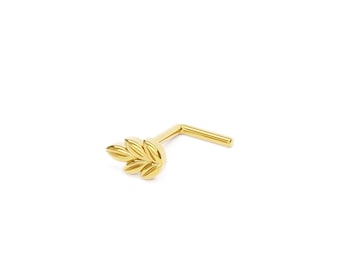 Könnte beinhalten: Goldener Nasenring mit einem Blattdesign.