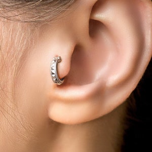 Tragus Jewelry, Pyramid Studded Tragus Hoop, Tragus Clicker Earring, Silver Geometric Tragus Ring, Clicker Hoop Ring, Tragus Piercing