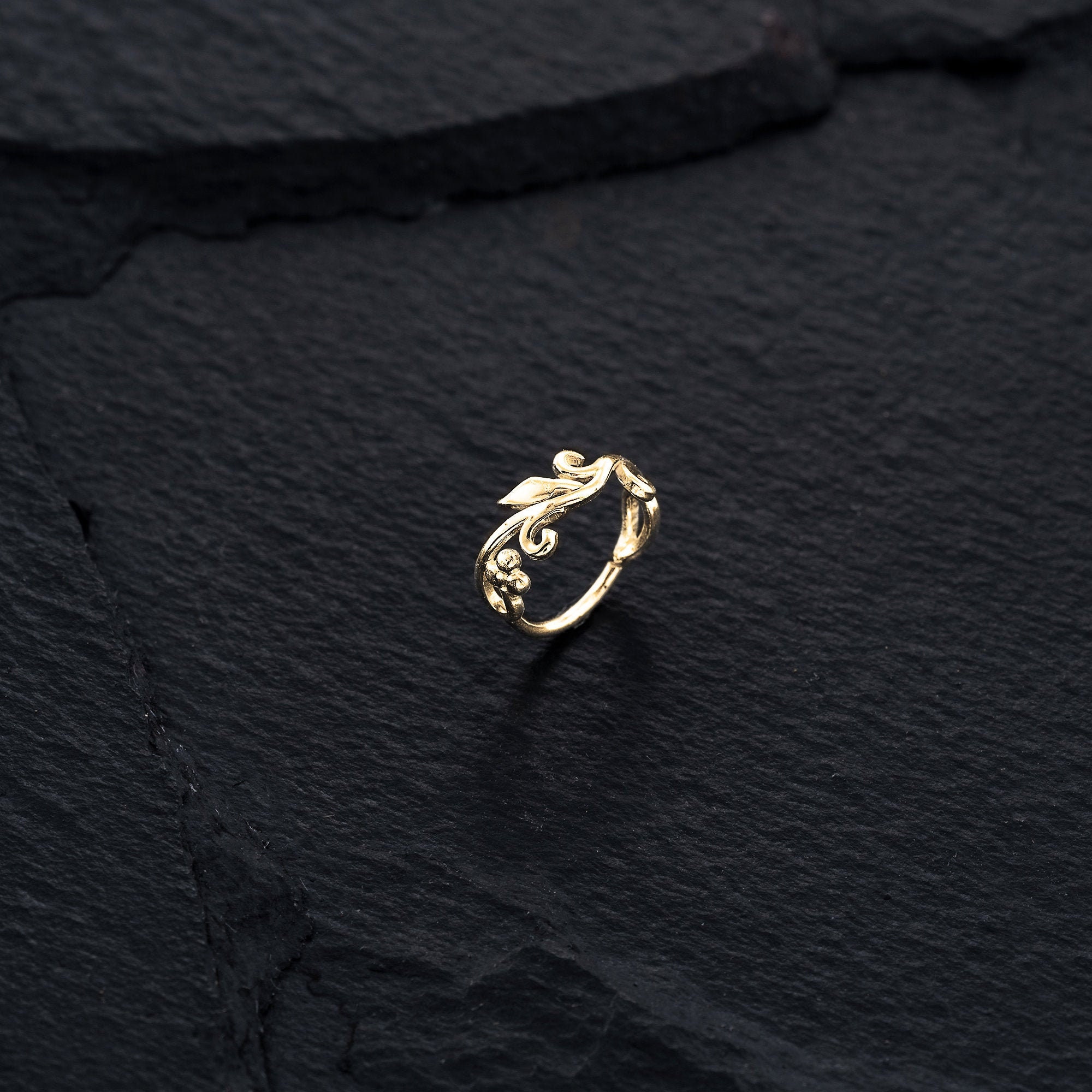 Leaf hotsell nose stud