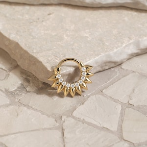 Spiky Diamant Hoop Ohrring, 14K Gold Knorpel Ohrring, Blütenblatt Clicker Hoop, Helix Schmuck, Gold Daith Ring, Septum Piercing Schmuck