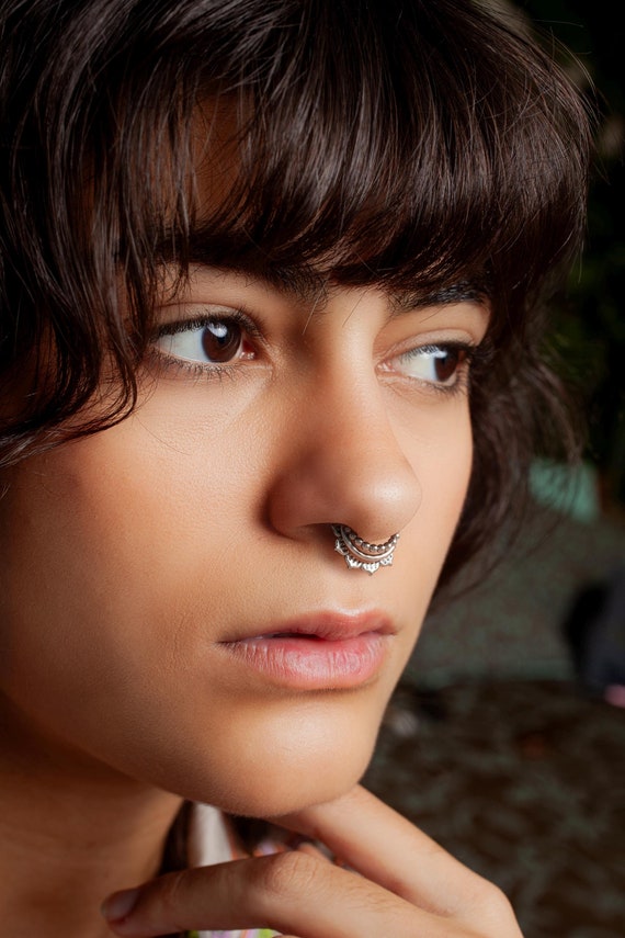 Piercing al setto nasale in argento con loto, anello al setto