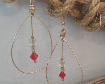 Brincos de prata em formato de lágrima com contas de vidro transparente e cristais Swarovski vermelhos