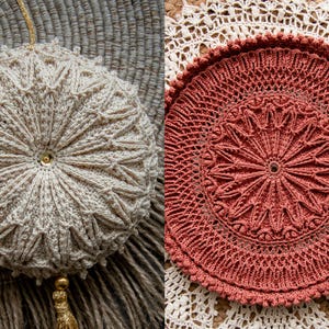Puede incluir: Dos artículos decorativos hechos a mano: un adorno tejido redondo beige con una borla dorada y un tapete circular de ganchillo de color coral con un diseño floral. El adorno tiene un botón en el centro.