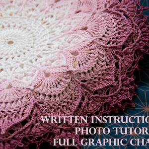 Könnte beinhalten: Eine gehäkelte Deckchen mit einem Farbverlauf von Rosa und Weiß. Das Deckchen ist rund und hat ein zartes Spitzenmuster. Der Text "WRITTEN INSTRUCTIONS PHOTO TUTORIAL FULL GRAPHIC CHART" ist am unteren Rand des Bildes sichtbar.