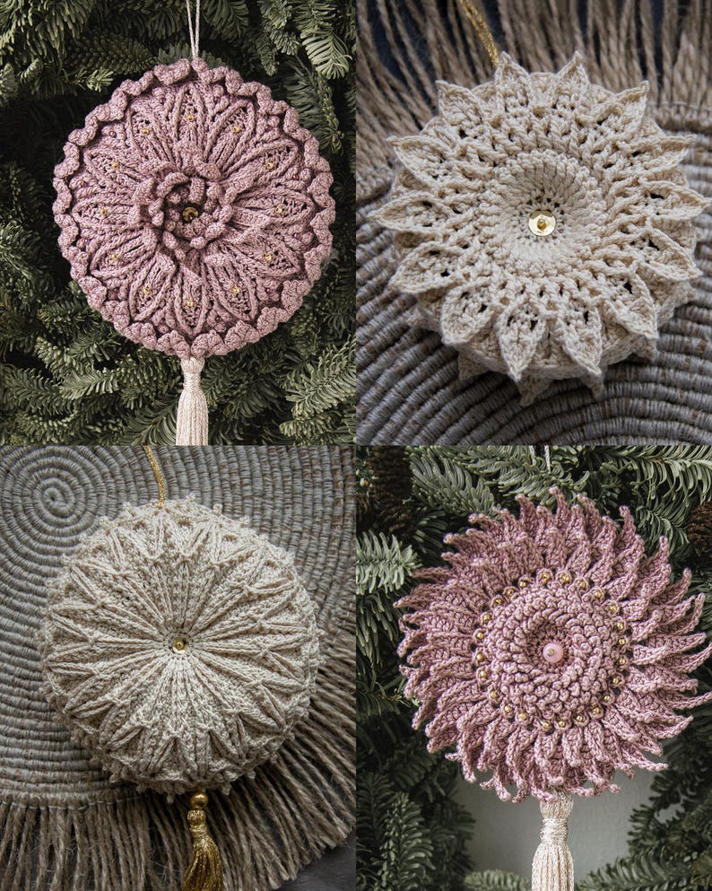 Puede incluir: Cuatro adornos de ganchillo hechos a mano en tonos rosa y beige. Cada adorno presenta un dise&ntilde;o floral &uacute;nico con detalles de cuentas y una borla. Los adornos se exhiben sobre un fondo de vegetaci&oacute;n y texturas tejidas, ideales para la decoraci&oacute;n navide&ntilde;a.