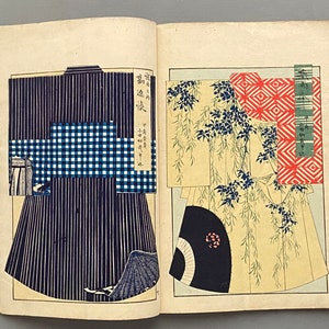 Op de afbeelding: Twee pagina's uit een Japans boek met verschillende patronen voor kleding. De linkerpagina toont een zwart-wit gestreept patroon met een blauw-wit geruit patroon. De rechterpagina toont een lichtgele stof met een zwart-wit bloemenpatroon en een rood-wit geometrisch patroon.