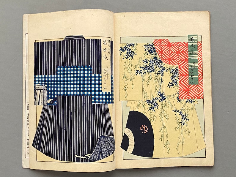 Op de afbeelding: Twee pagina's uit een Japans boek met verschillende patronen voor kleding. De linkerpagina toont een zwart-wit gestreept patroon met een blauw-wit geruit patroon. De rechterpagina toont een lichtgele stof met een zwart-wit bloemenpatroon en een rood-wit geometrisch patroon.