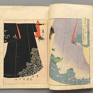 Op de afbeelding: Twee pagina's uit een Japans boek met een close-up van twee verschillende kimono-mouwen. De linkermouw is zwart met een bloemenpatroon en de rechtermouw is lichtblauw met een golfpatroon. De tekst op de pagina luidt: "[onbekende tekens]"