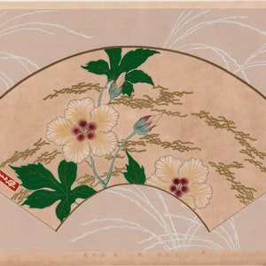 Può includere: Un ventaglio giapponese tradizionale con sfondo beige e un disegno di fiori bianchi e gialli con foglie verdi. Il ventaglio è circondato da un bordo rosa chiaro con pennellate bianche e dorate.