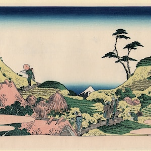 以下が含まれることがあります： 前景に村があり、山岳地帯を描いた木版画。版画には、富士山を背景に、道を歩く人々の姿が描かれている。空は鮮やかな青色で、山は柔らかな緑色である。