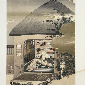 以下が含まれることがあります： 伝統的な建物の中で2人の人物を描いた日本の木版画。版画は、背景に山、側面に竹の植物があり、グレー、ブラウン、グリーンのくすんだ色調が特徴です。