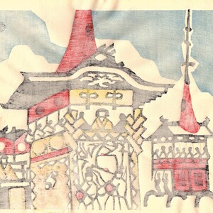 Op de afbeelding: Een traditionele Japanse houtsnede die een rode en zwarte pagode met een rood dak afbeeldt. De pagode wordt omringd door een menigte mensen in een feestelijke setting. De print is geplaatst tegen een blauwe lucht met witte wolken.