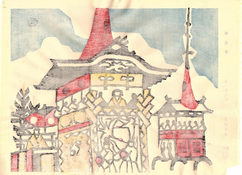 Op de afbeelding: Een traditionele Japanse houtsnede die een rode en zwarte pagode met een rood dak afbeeldt. De pagode wordt omringd door een menigte mensen in een feestelijke setting. De print is geplaatst tegen een blauwe lucht met witte wolken.