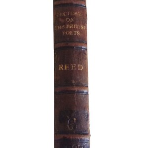 Puede incluir: Un libro encuadernado en cuero marr&oacute;n con letras doradas en el lomo. El t&iacute;tulo es "Lectures on the British Poets" de Reed.
