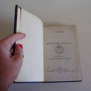 Puede incluir: Un libro antiguo titulado "Lectures on British Poets" de Henry Reed. El libro fue publicado en Londres por John Farquhar Shaw en 1857.