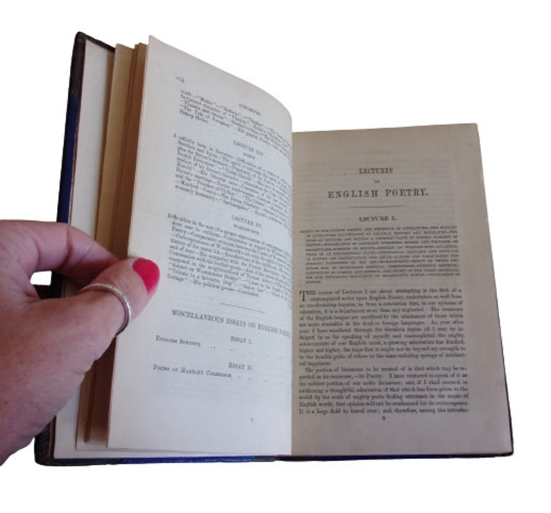Puede incluir: Un libro abierto con una cubierta azul. El libro se titula "Lectures on English Poetry" y la p&aacute;gina est&aacute; abierta en la primera lecci&oacute;n. El texto de la p&aacute;gina trata sobre la importancia de estudiar la poes&iacute;a inglesa.