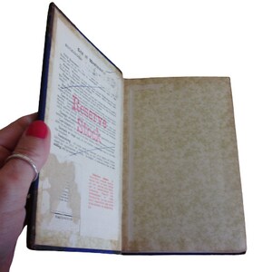 Puede incluir: Un libro abierto con una cubierta azul y un interior de color crema. El libro tiene una p&aacute;gina de t&iacute;tulo con el texto "City of Washington" y un sello que dice "Reserve Stock".
