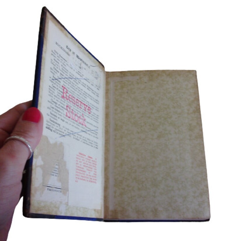 Puede incluir: Un libro abierto con una cubierta azul y un interior de color crema. El libro tiene una p&aacute;gina de t&iacute;tulo con el texto "City of Washington" y un sello que dice "Reserve Stock".