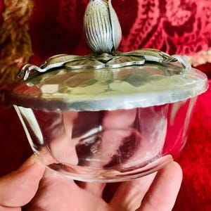 Vintage gehämmerte Aluminium Blume Tulip Deckel auf Fire King Bowl für klares Glas 10 Unze so süß
