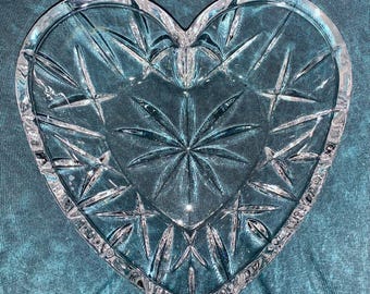Plato decorativo de vidrio transparente con forma de corazón, 6 pulgadas de alto y ancho.