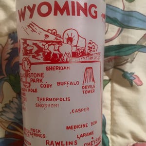 Vintage antike MCM Sammler Wyoming State Souvenir Glas Weiß w Rot Grafiken Kitsch