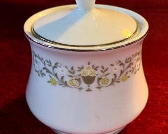 Conjunto vintage de cremeira, açucareiro e jarra para creme em porcelana fina Sterling com tampa, estilo florentino, com estampa floral de flores amarelas.