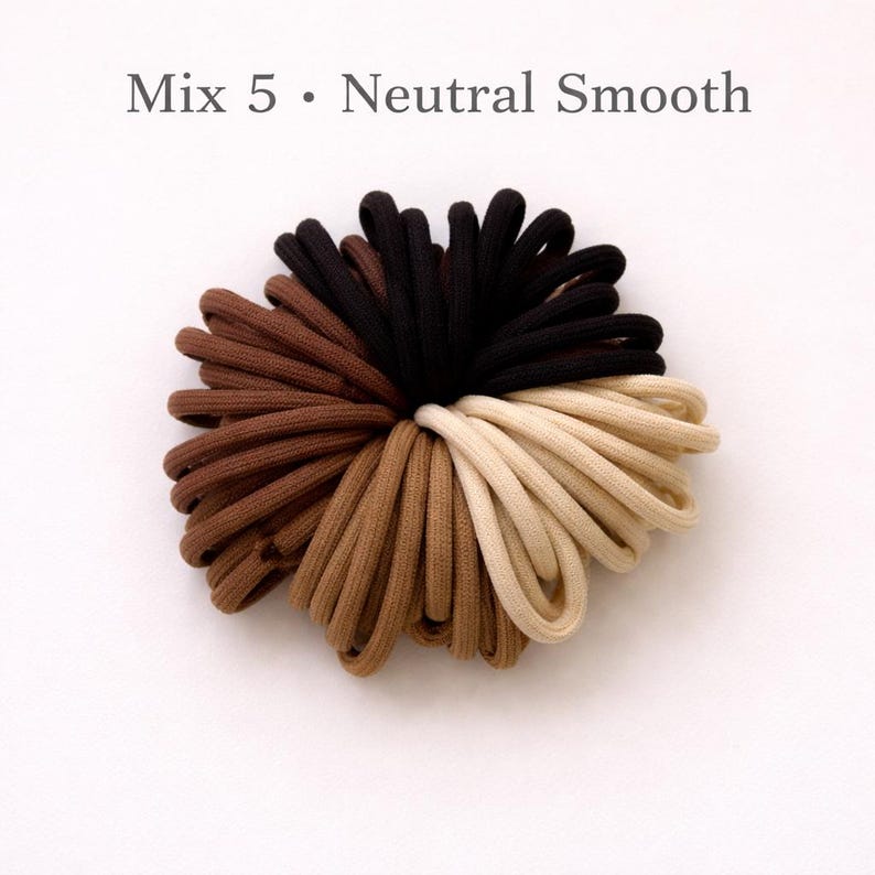 K&ouml;nnte beinhalten: Eine Ansammlung kreisf&ouml;rmiger Haargummis in einem radialen Muster, die einen Farbverlauf in neutralen T&ouml;nen wie Schwarz, Dunkelbraun, Mittelbraun und Beige aufweisen. Der Text 'Mix 5 &bull; Neutral Smooth' ist &uuml;ber den Haargummis abgedruckt.