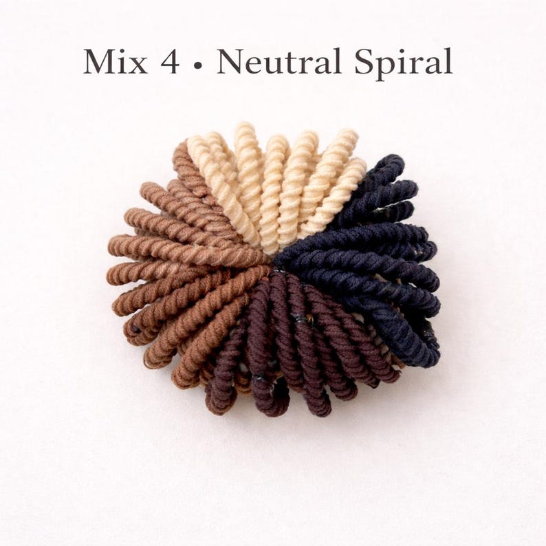 K&ouml;nnte beinhalten: Eine Ansammlung von spiralf&ouml;rmigen Haargummis, die in einem kreisf&ouml;rmigen B&uuml;ndel angeordnet sind, mit dem Text Mix 4 &bull; Neutral Spiral. Die Haargummis sind in Creme, Beige, Braun und Dunkelmarineblau gehalten und haben eine gedrehte Struktur.