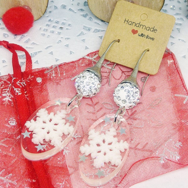 Boucles d’oreilles de Noël en résine de cristal avec inclusion de flocons de neige dans la pâte de polymère, nonnes de satin avec des perles blanches et des strass