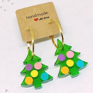 Christmas tree epoxy resin hoop earrings colorful Xmas jewelry with holographic glitters inclusions zdjęcie 1