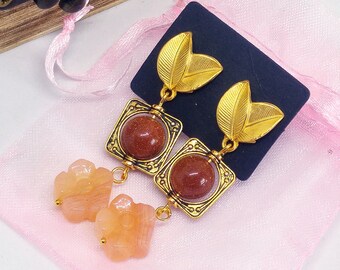 Orecchini pendenti con fiori in onice rosa, perle in pietra di sole e perni dorati in zama a forma di foglia