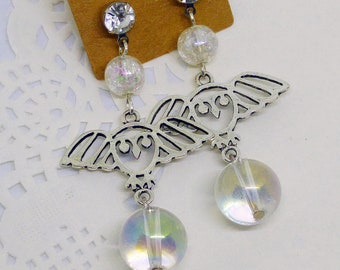 Labyrinthe : Boucles d'oreilles pendantes inspirées du film avec hiboux argentés et boules de cristal irisées