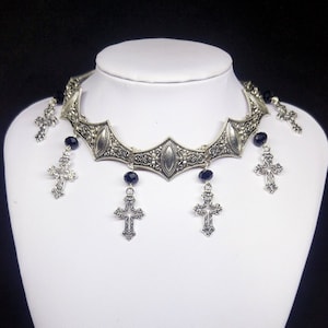 Viktorianisches Gothic-Halsband mit schwarzen Kristallen und Kreuzen, silbernes Metallhalsband, Gothic-Halsband, filigrane, Gothic-Halskette, Halloween