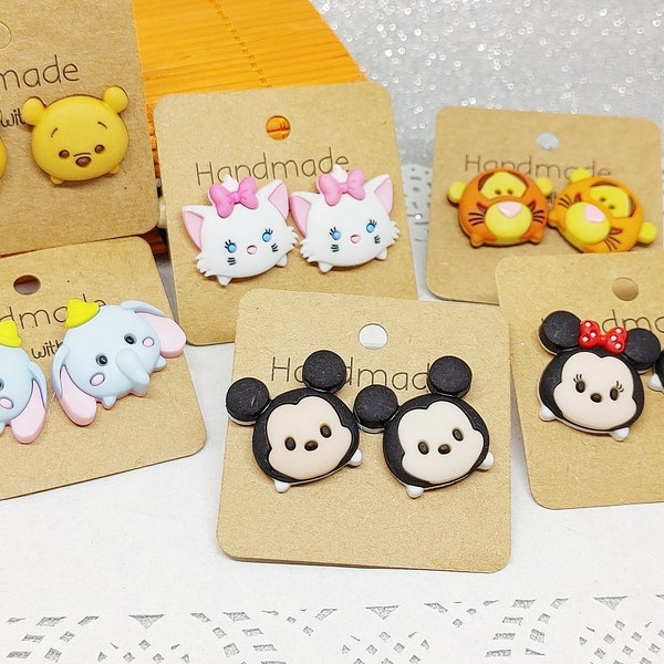 Orecchini a lobo Tsum Tsum fatti con i bottoni ispirati ai personaggi Disney Topolino, Minnie, Dumbo, Minou, Winnie-the-Pooh, Tigro