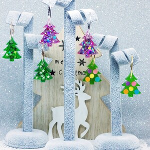 Christmas tree epoxy resin hoop earrings colorful Xmas jewelry with holographic glitters inclusions zdjęcie 2