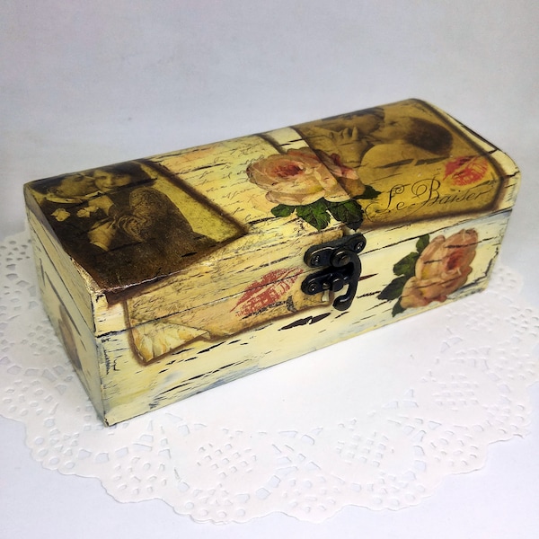 Boîte à bijoux rectangulaire décorée avec la technique de découpage - le Baiser - Cas de style Vintage avec des roses et de vieilles photos d’amoureux