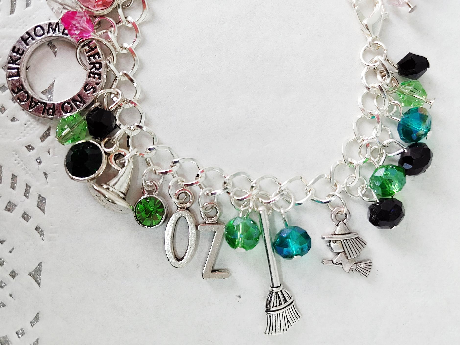 Bracciale con charms, la tendenza dal sapore nostalgico da indossare ora