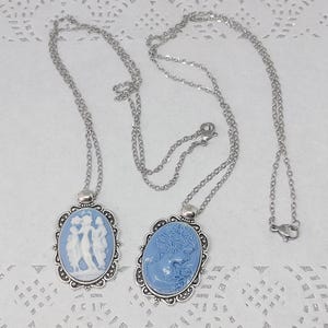 Camee met vrouwenhoofd, camee met de Drie Gratiën - Kleine ovale hangers van blauw-witte hars met een zilverkleurige vintage-stijl rand.