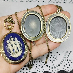 Agatha Harkness: Open medaillon met camee van de Drie Gratiën, geïnspireerd op het medaillon gedragen door de heks - Cosplayaccessoire - OP BESTELLING GEMAAKT