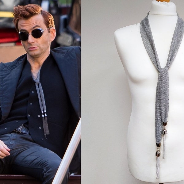 Schal und Krawatte aus silbernem Lurex-Strick, inspiriert von dem Schal, den Crowley in „Good Omens“ trug. Individuelles Cosplay-Accessoire